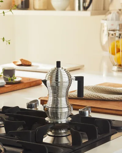 Vista 2 de Alessi Pulcina MDL02/3BFM, cafetera espresso de diseño, mango y perilla en PA, en aluminio fundido para placas de inducción, 3 tazas, color negro