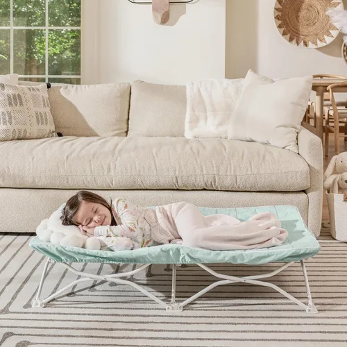 Vista 2 de Regalo My Cot® Cama portátil para niños pequeños con sábana bajera, cama plegable de viaje para niños y cuna de campamento, incluye sábana acolchada