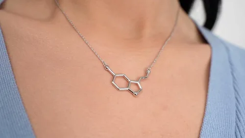 Vista 4 de Silver Phantom Jewelry Collar de molécula de serotonina en plata de ley 925