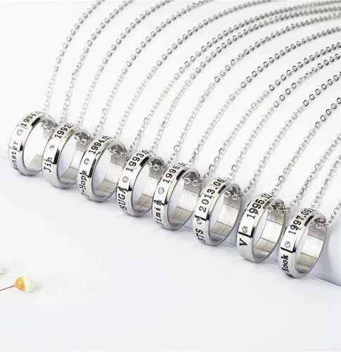 Vista 2 de Paquete de 8 anillos Kpop BTS Bangtan para niños con collar para regalos del ejército