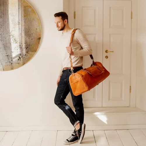 Vista 6 de Berliner Bags Bolsa de lona de cuero vintage Oslo para viajes o el gimnasio, bolsa de noche para hombres y mujeres, Coñac, L