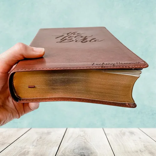 Vista 4 de Biblia ESV con letras a mano y grabadas con láser, letra roja, cubierta marrón, incluye opción para añadir nombre grabado, regalo personalizado