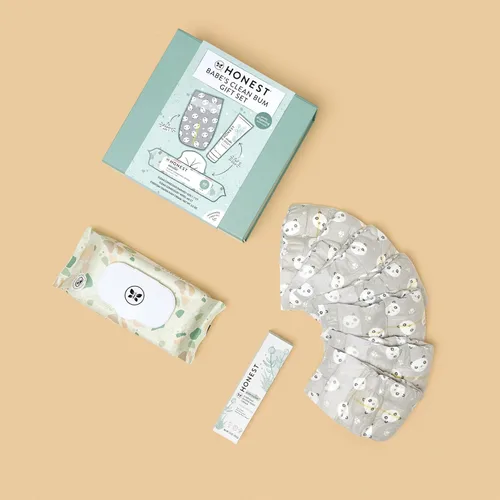 Vista 2 de The Honest Company Babe's Clean Bum - Juego de regalo, pañales y artículos esenciales para recién nacidos, 99% toallitas de agua, 60