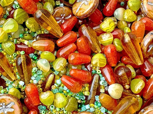 Vista 5 de 2.29 oz (65 g) Mezcla Exclusiva de Abalorios de Vidrio Checo Multicolor, Sueños de Ámbar, Abalorios de Vidrio Checo
