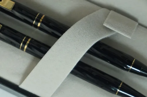 Vista 2 de Sheaffer Hecho en los Estados Unidos Signature Targa Spiral Black Lacquer Barrel con anillos de oro Signature Targa Center y bolígrafo de oro de 22