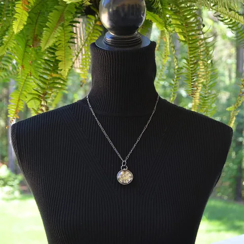 Vista 4 de Queen Anne's - Collar de encaje con colgante de flor prensada real en cristal hecho a mano, joyería de flores silvestres, collares de encaje