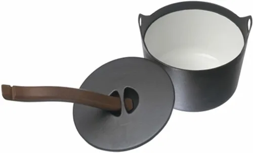 Vista 4 de Iittala Sarpaneva - Cacerola de hierro fundido de 3 cuartos con mango de madera