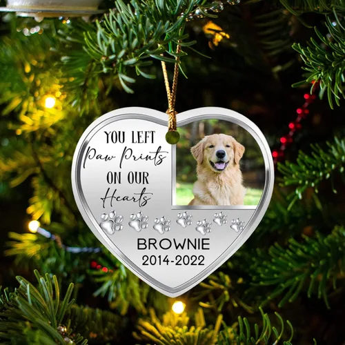 Vista 3 de Adorno con texto en inglés «You Left Paw Prints On Our Heart» 2026, marco de fotos conmemorativo para mascotas, regalo de adorno de Navidad, Adorno
