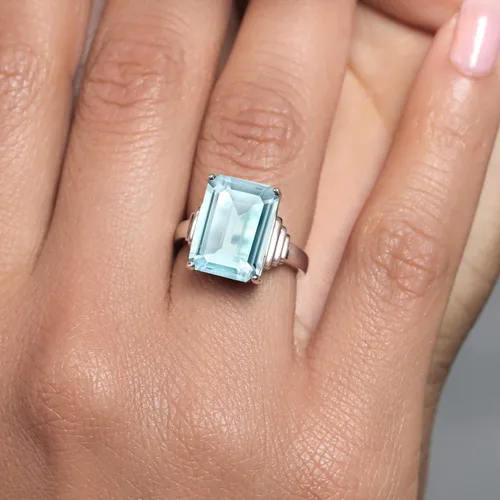 Vista 4 de Gem Stone King Anillo de compromiso con piedra natal de 5-10 quilates para mujer, corte esmeralda de 0.55 x 0.39 pulgadas, plata de ley 925, anillo
