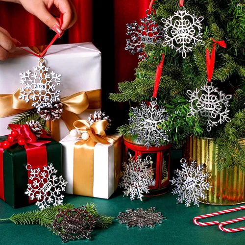 Vista 2 de Hotop 12 piezas Adorno de Navidad de copo de nieve de metal 2025 para árbol de Navidad, adornos colgantes de Navidad para árbol de Navidad, adornos