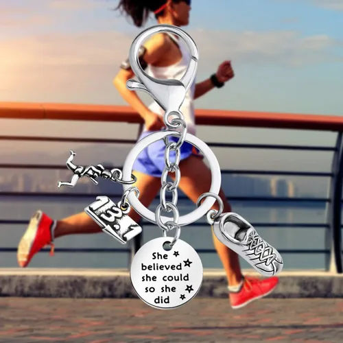 Vista 7 de FUSTMW Llavero de corredor de regalo de maratón, joyería de maratón, regalos para correr Ella Bl 13.1
