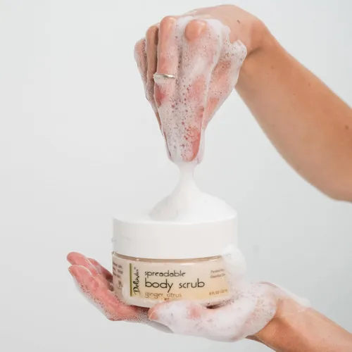 Vista 4 de Deluvia - Exfoliante corporal hidratante con aceites esenciales de jengibre y cítricos y minerales del mar muerto, paquete de 2