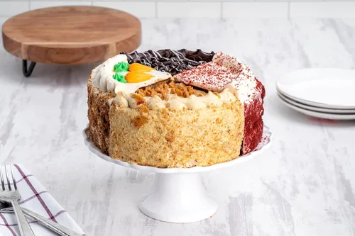 Vista 9 de Our Specialty Pastel variado de doble capa de 8 pulgadas con caramelo, zanahoria, chocolate y pastel de terciopelo rojo, 46 onzas, congelado