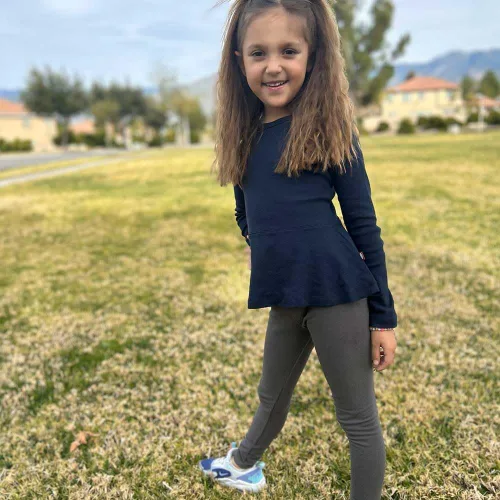Vista 4 de City Threads Blusa de algodón de manga larga con peplum para niñas para la escuela o el juego