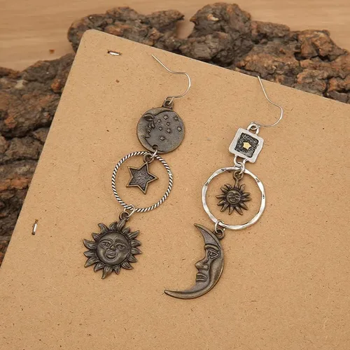 Vista 6 de Aretes colgantes vintage de sol y luna para mujer, aretes asimétricos de mitología griega (dorado)