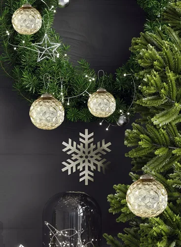 Vista 4 de Serene Spaces Living Juego de 4 adornos de bola de cristal con forma de diamante dorado para árbol de Navidad, decoración de vacaciones, Pascua
