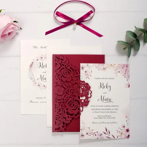 Vista 4 de 50 unidades de invitación de boda personalizadas burdeos con sobres, corte láser, bolsillo hueco de flora con invitaciones de cinta