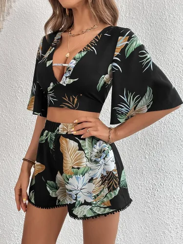 Vista 6 de SweatyRocks Conjunto de 2 piezas de blusa corta con nudo frontal y mangas de mariposa boho con pantalones cortos para mujer
