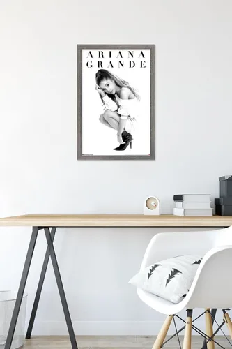 Vista 6 de Trends International Ariana Grande - Póster de pared de luna de miel, 22.4 pulgadas de largo x 14.7 pulgadas, versión enmarcada en madera de granero