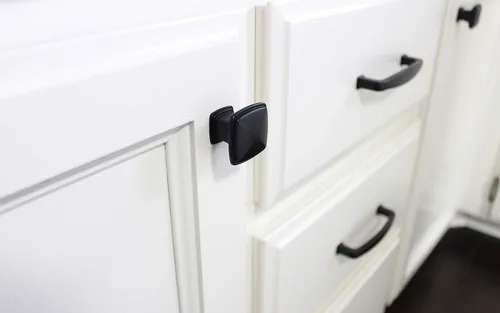 Vista 3 de Formosa Design Hardware - Paquete de manijas y perillas negras para gabinetes (5 pomos cuadrados)