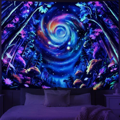 Vista 2 de Tushelia Tapiz espacial de galaxia con luz negra, tapiz reactivo a los rayos UV, tapiz de árbol de bosque con plantas florales, tapiz que brilla