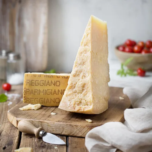 Vista 5 de Trío de degustación de Parmigiano Reggiano DOP de 18, 24, 36 meses 3x2.2 lb - 1 por envejecimiento - (3x1kg) - El único parmesano - EMILIA FOOD LOVE