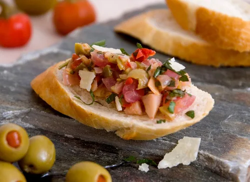 Vista 4 de Mezzetta Pimientos Dulces de Cereza - Rojo & Verde - Jugosos y Ligeramente Picantes - Perfectos para Rellenar con Queso o Prosciutto - En Frasco
