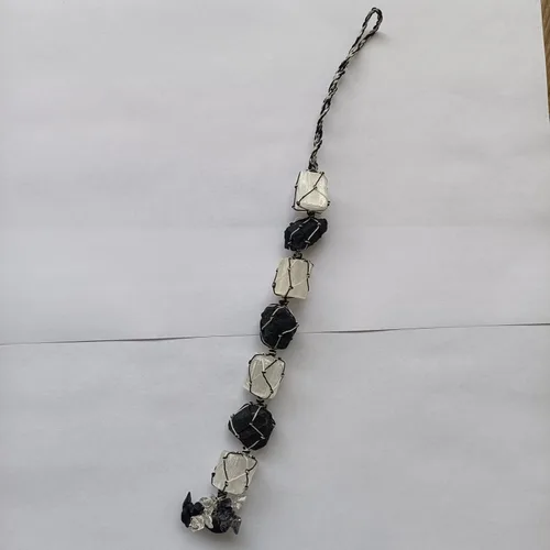 Vista 6 de Adorno colgante hecho a mano con selenita de cristal y turmalina negra con borlas de piedras de chip, decoración de Fengshui para sanación de reiki