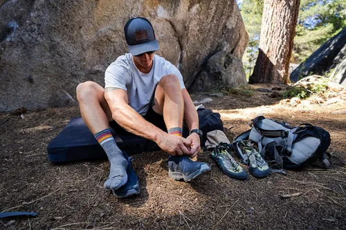 Vista 4 de Swiftwick - Calcetines de media altura media FLITE XT TRAIL, para correr y senderismo