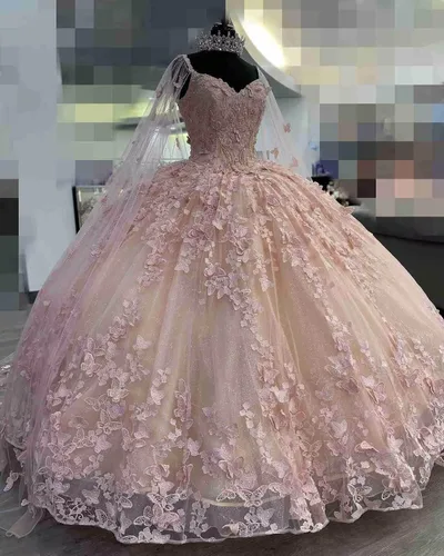 Vista 4 de Vestido de quinceañera de dos piezas de Cenicienta con capa y hombros descubiertos y encaje de mariposa