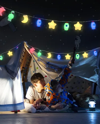 Vista 3 de AceList Guirnalda de 20 luces LED con temática espacial con astronautas, cohetes, estrellas y lunas, funciona con USB y pilas con control remoto