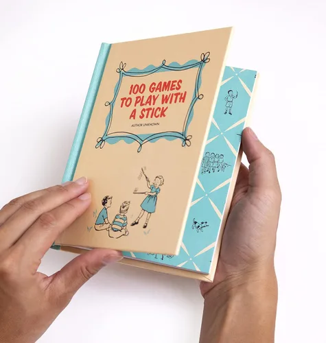 Vista 2 de 100 juegos para jugar con un palo Un divertido libro de parodia y regalo