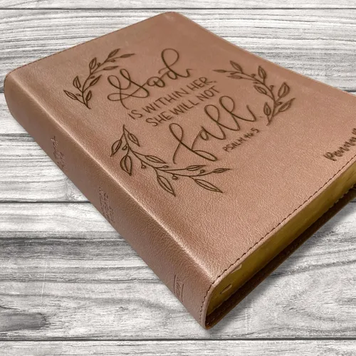 Vista 3 de CSB, She Reads Truth Bible, oro rosa, letras y grabadas a mano, grabado con nombre personalizado, regalo personalizado para cumpleaños, graduación