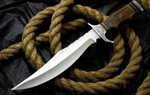 Vista 3 de 2a's Knives Cuchillo Bowie de acero D2 hecho a mano con funda, este cuchillo de corte tiene mango de madera grabado a mano.