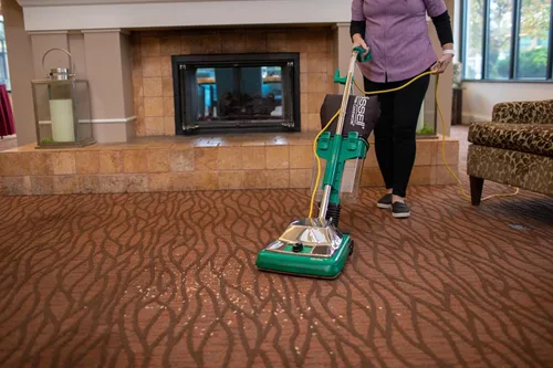 Vista 2 de Bissell BigGreen Commercial BG101DC ProCup - Aspiradora vertical con mango de agarre cómodo con imán, 870 W, 12 pulgadas de ancho de vacío