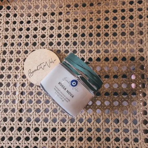 Vista 7 de Bendita Vela Bossa Nova perfumada Vela de cera de coco para una combustión limpia peso neto 5 onzas Vertido a mano en Brasil