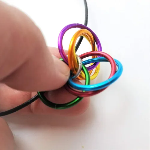 Vista 4 de Collares Mobii (Multicolor) Combinaciones de Colgantes, Joyería Fidget de Espiral de Bucle Infinito Eterno