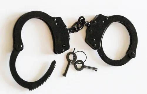 Vista 4 de Best Real Police, esposas de acero, color negro, modelo táctico de bajo control, incluye cerradura doble y 2 llaves, ideal para guardias