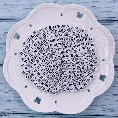 Vista 9 de 1000 cuentas de letras acrílicas en forma de cubo, cuentas del alfabeto, cuentas de números con cuerda elástica para hacer joyas