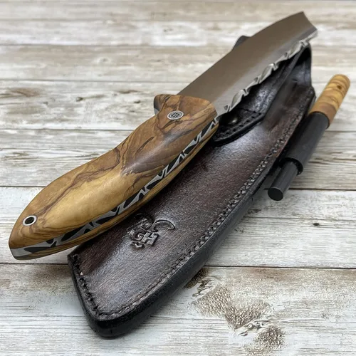 Vista 5 de Cuchillo hecho a mano, cuchillo de bushcraft de espiga completa, mango de madera de olivo N690, cuchillo táctico con funda y arrancador de fuego