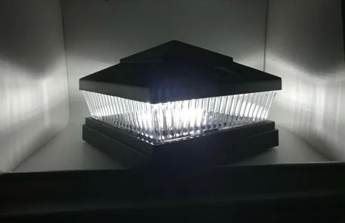 Vista 2 de Paquete de 6 luces solares de acabado negro para postes de vinilo / PVC o madera de 6 x 6 pulgadas con LED blancos y lente transparente con forro