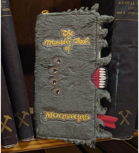 Vista 4 de Loungefly Cartera del libro de monstruos de Harry Potter, Marrón, Cartera con cremallera alrededor