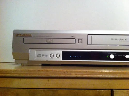 Vista 2 de Sylvania Grabadora de casete de vídeo SSD803/reproductor de DVD VHS DVD Video [Electrónica]