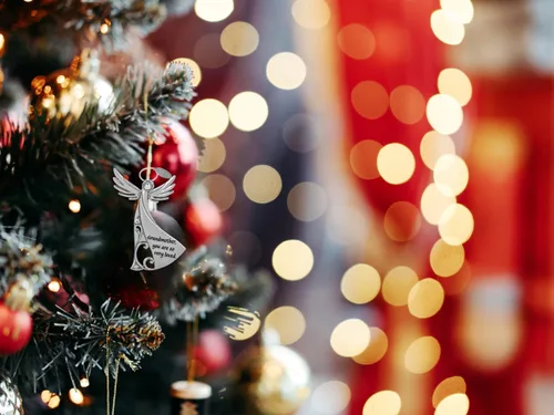 Vista 3 de Adorno de Navidad para abuela 2026 o dije de auto para abuela, ángel de metal con piedras brillantes, incluye etiqueta colgante 2026 y viene en caja