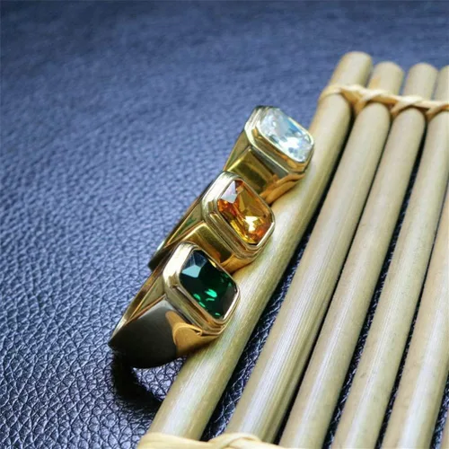 Vista 5 de Anillo de acero inoxidable chapado en oro con piedra cuadrada disponible en varios