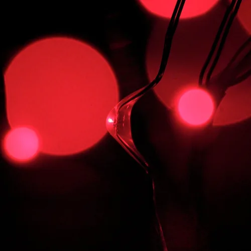 Vista 6 de Guirnalda de 30 luces LED de color rojo, alambre plateado, para interiores y exteriores, 9.5 pies, luces de hadas estrelladas de luciérnaga