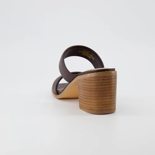 Vista 5 de CUSHIONAIRE Sandalia Clever de tacón de bloque de dos bandas para mujer + espuma viscoelástica, anchos disponibles