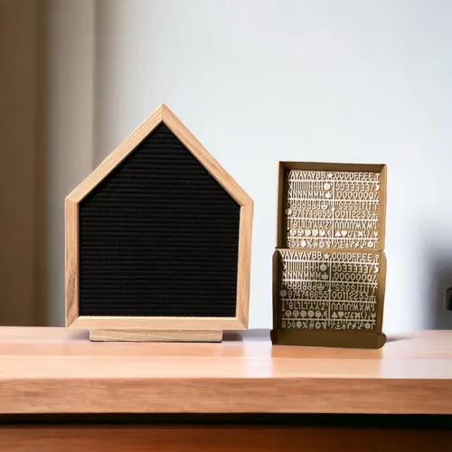 Vista 7 de Tablero de letras con forma de casa de madera de roble premium con dos juegos de letras y emojis, decoración ideal para el hogar y anuncio de bebé