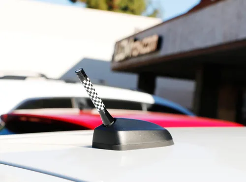 Vista 2 de iJDMTOY Antena corta a cuadros de 3 pulgadas con tema de tablero de ajedrez blanco/negro compatible con Mini Cooper (todos los modelos) y más otros