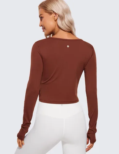 Vista 2 de CRZ YOGA Camiseta corta de manga larga para mujer, para entrenamiento, yoga, ajustada, atlética, para gimnasio, con agujero para el pulgar